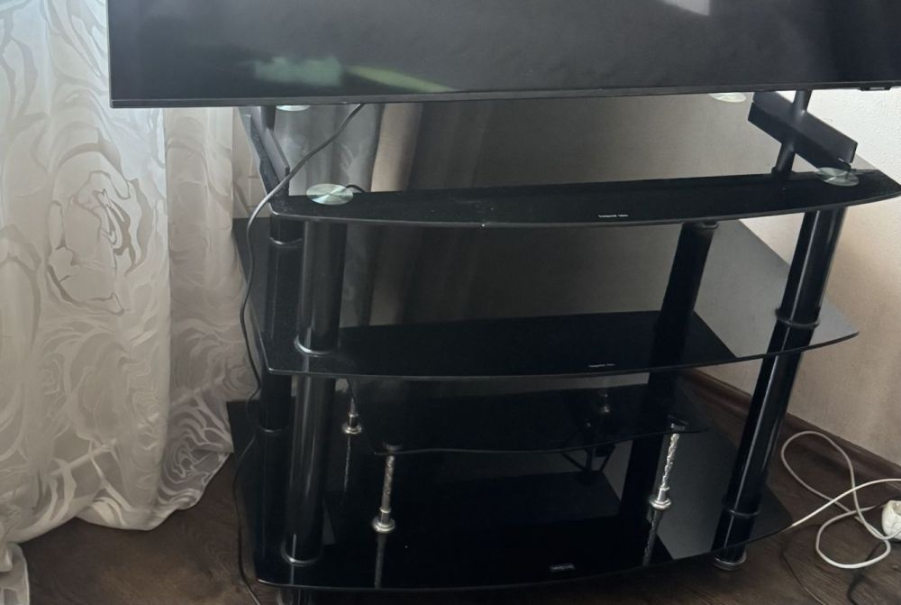 იყიდება თანამედროვე TV მაგიდა — ხარისხი და დახვეწილი სტილი სურათი