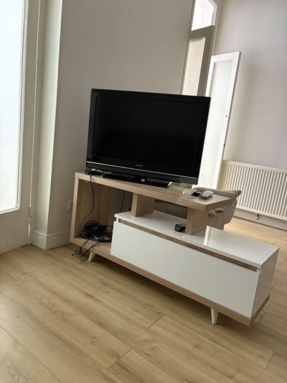 იყიდება ტელევიზორის მაგიდა – თანამედროვე დიზაინი სურათი