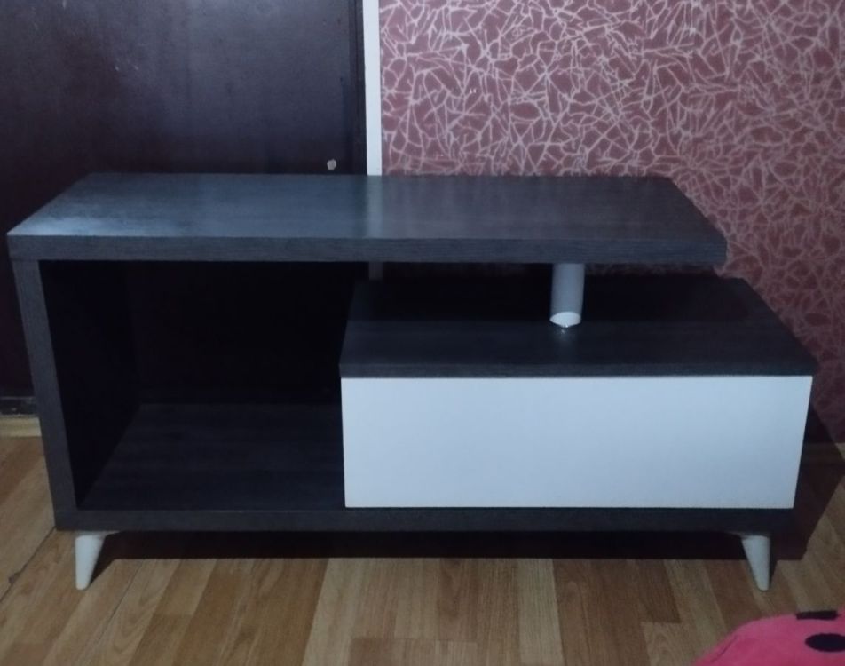 იყიდება ტელევიზორის მაგიდა Fly – დახვეწილი და მოდერნისტული სურათი