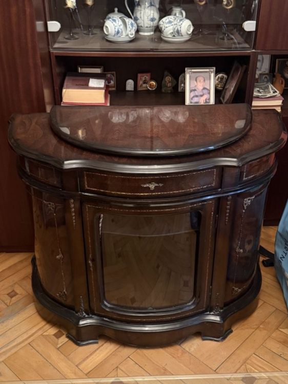 იყიდება ევროპული დიზაინის TV მაგიდა — დახვეწილი სტილი სურათი