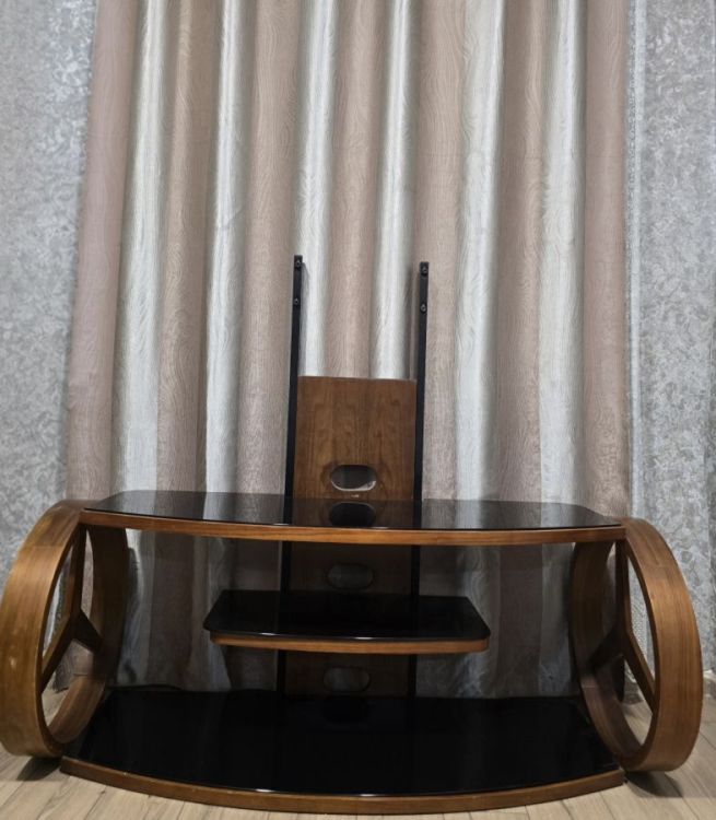 იყიდება ტელევიზორის მაგიდა — თანამედროვე და პრაქტიკული სურათი