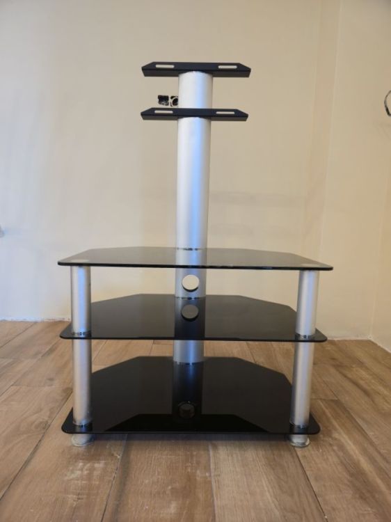 იყიდება ტელევიზორის მაგიდა — დახვეწილი სტილი და ფუნქციონალურობა სურათი