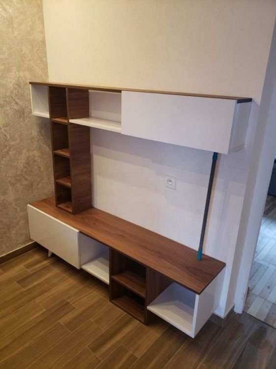 იყიდება ტელევიზორის მაგიდის კომპლექტი — თანამედროვე და ფუნქციური სურათი