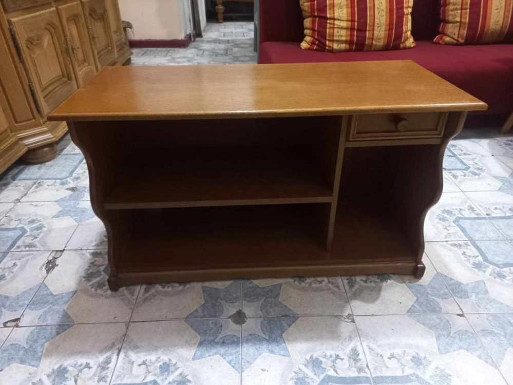 იყიდება ტელევიზორის მაგიდა — დახვეწილი სტილი და ხარისხი სურათი