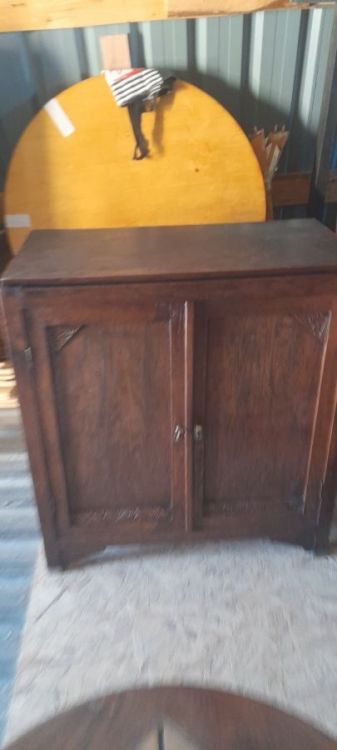 იყიდება ტელევიზორის მაგიდა — კომპაქტური და თანამედროვე სურათი