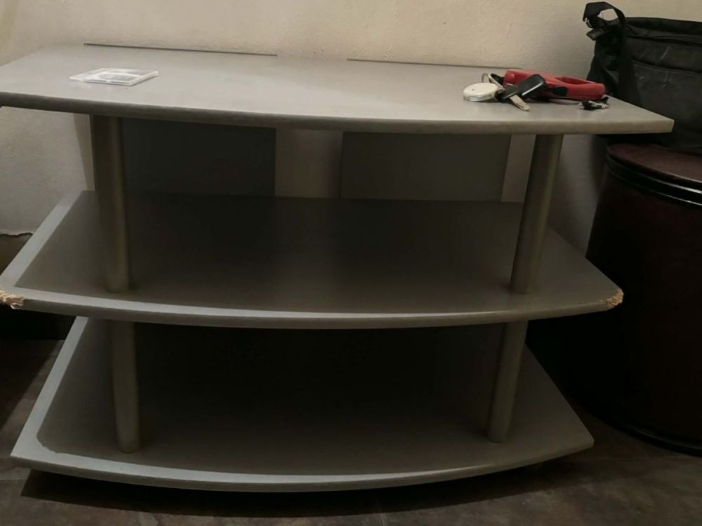 იყიდება ტელევიზორის მაგიდა — კომპაქტური და თანამედროვე სურათი