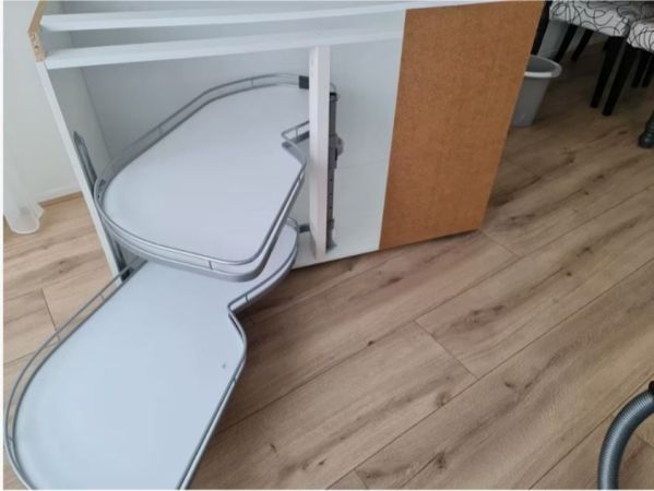 სამზარეულოს მოძრავი თარო. ახალი სურათი