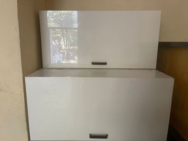 თარო / თაროები / ჩამოსაკიდებელი კარადა / კარადები სურათი