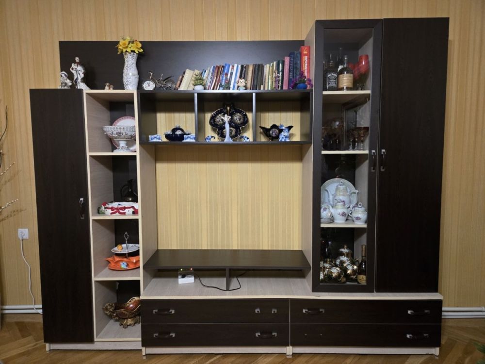 იყიდება ტელევიზორის კედელი — თანამედროვე და მრავალფუნქციური სურათი