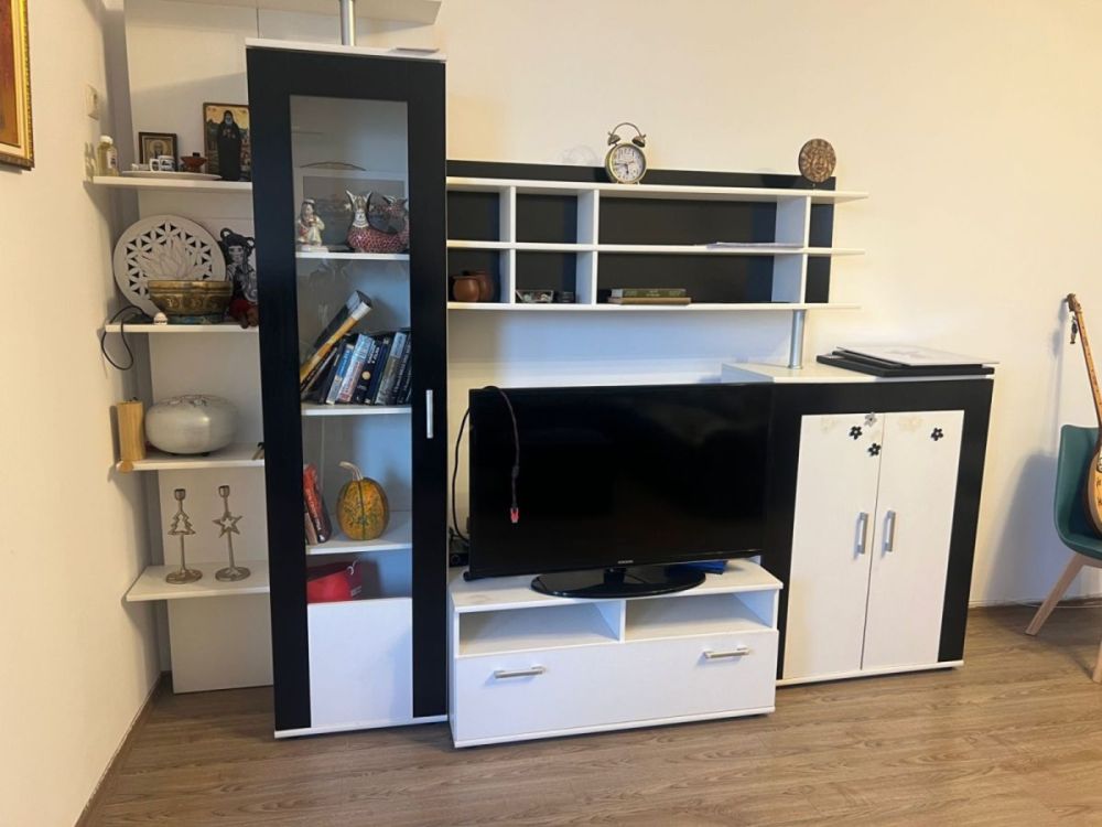 იყიდება ტელევიზორის კედელი — თანამედროვე და მრავალფუნქციური სურათი