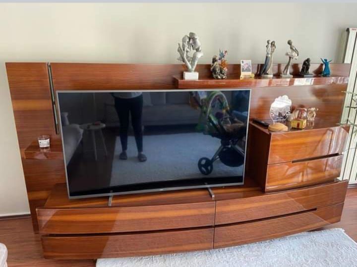 იყიდება ტელევიზორის მაგიდა და დესეო — ელეგანტური კომპლექტი სურათი