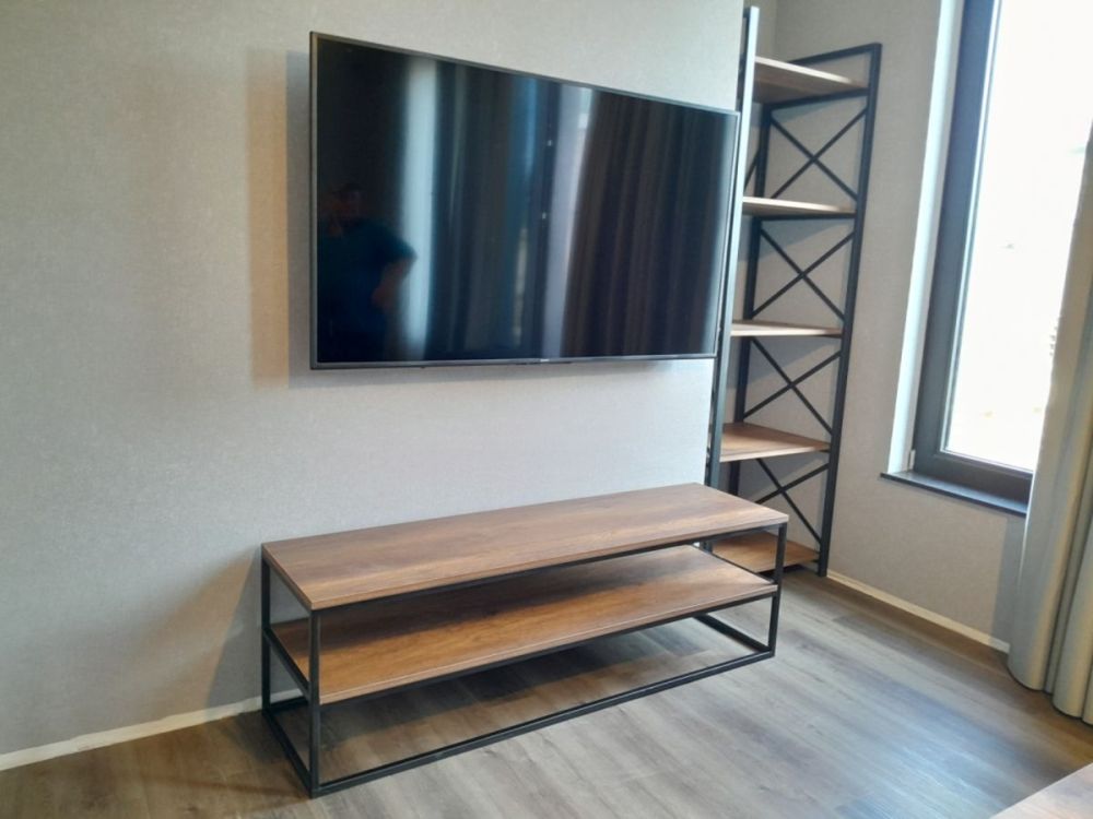 იყიდება ტელევიზორის მაგიდა — კომპაქტური და მყარი სურათი