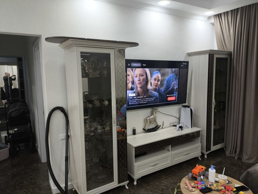 იყიდება ტელევიზორის მაგიდა და ორი სერვანტი — სრული კომპლექტი სურათი