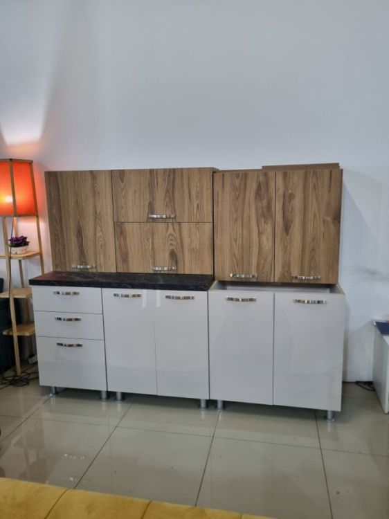 იყიდება სამზარეულოს კომპლექტი — პრაქტიკული და თანამედროვე სურათი