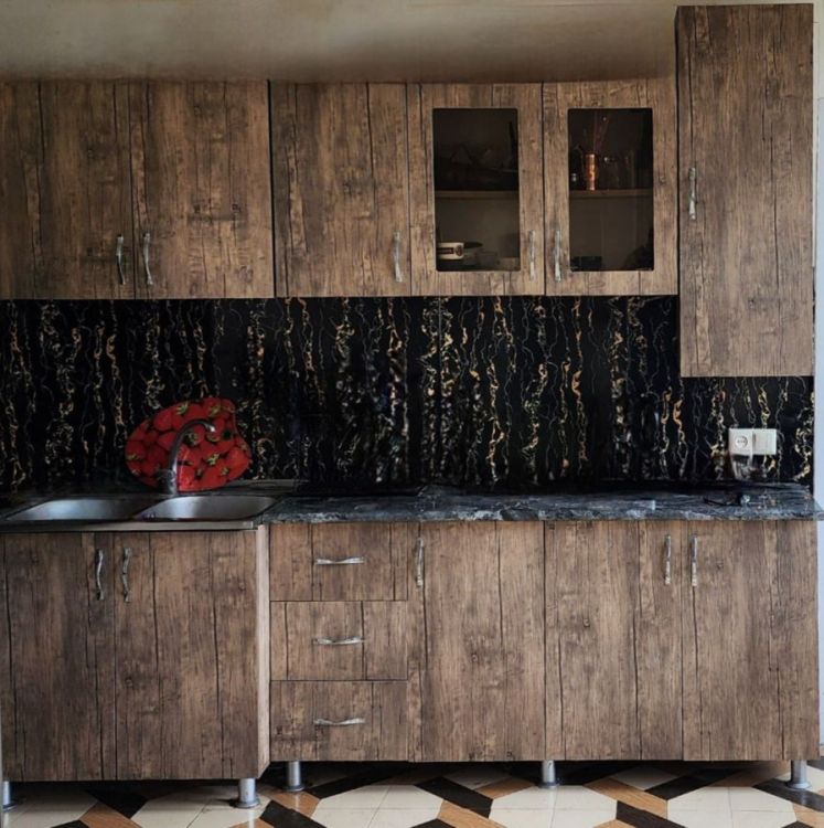 იყიდება სამზარეულო დაბალ ფასად — კომპაქტური და პრაქტიკული სურათი