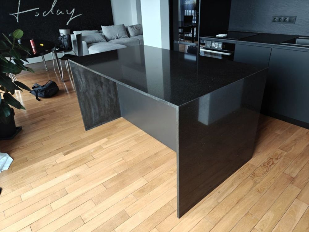 იყიდება სამზარეულოს კუნძული — ქვის ზედაპირით სურათი