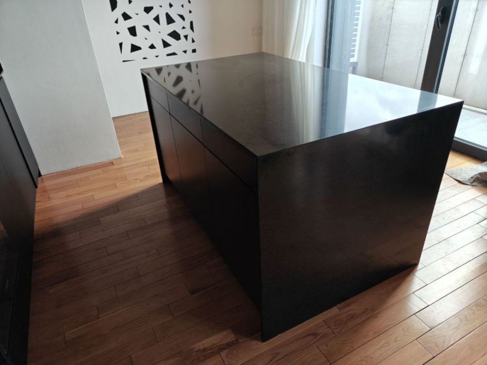 იყიდება სამზარეულოს კუნძული — ქვის ზედაპირით სურათი