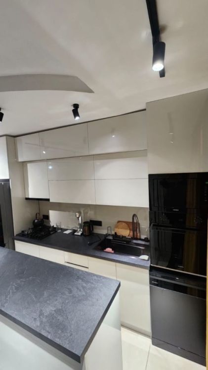 თანამედროვე სამზარეულო – მაღალი ხარისხი და დახვეწილი სტილი სურათი