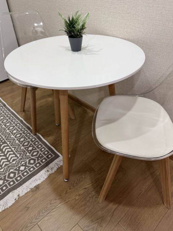 სამზარეულოს მრგვალი მაგიდა და გამჭვირვალე სკამები სურათი