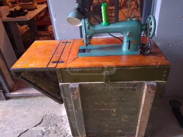 სამხედრო საკერავი მანქანა. სურათი