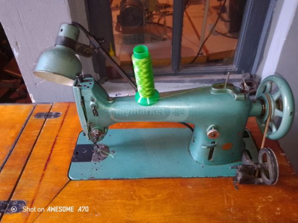 სამხედრო საკერავი მანქანა. სურათი