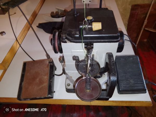 სამხედრო საკერავი მანქანა. სურათი