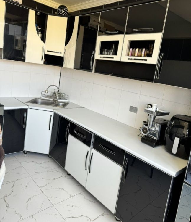 თანამედროვე კუთხის სამზარეულო – შავი და თეთრი დიზაინით სურათი