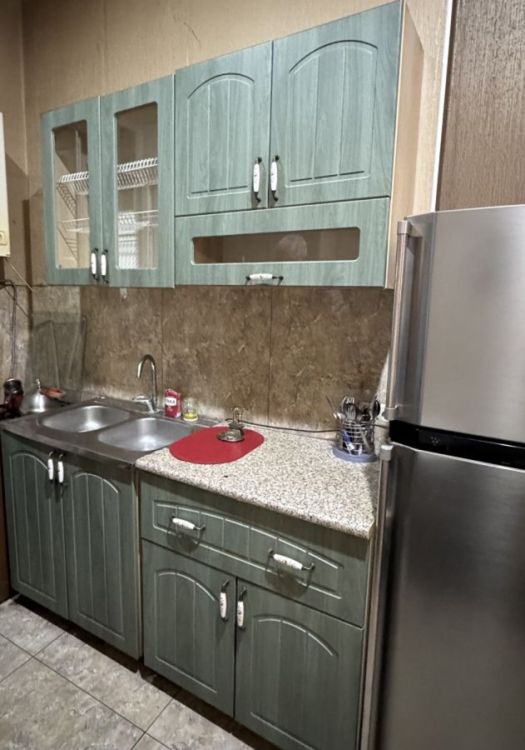 სამზარეულოს კომპლექტი – მწვანე ფასადებითა და ქვის ზედაპირით სურათი