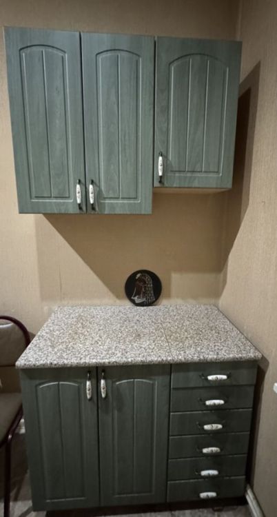 სამზარეულოს კომპლექტი – მწვანე ფასადებითა და ქვის ზედაპირით სურათი