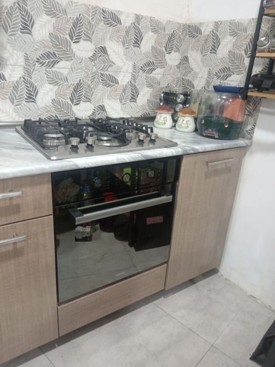 თანამედროვე სამზარეულოს კომპლექტი – ჩაშენებული ტექნიკით სურათი