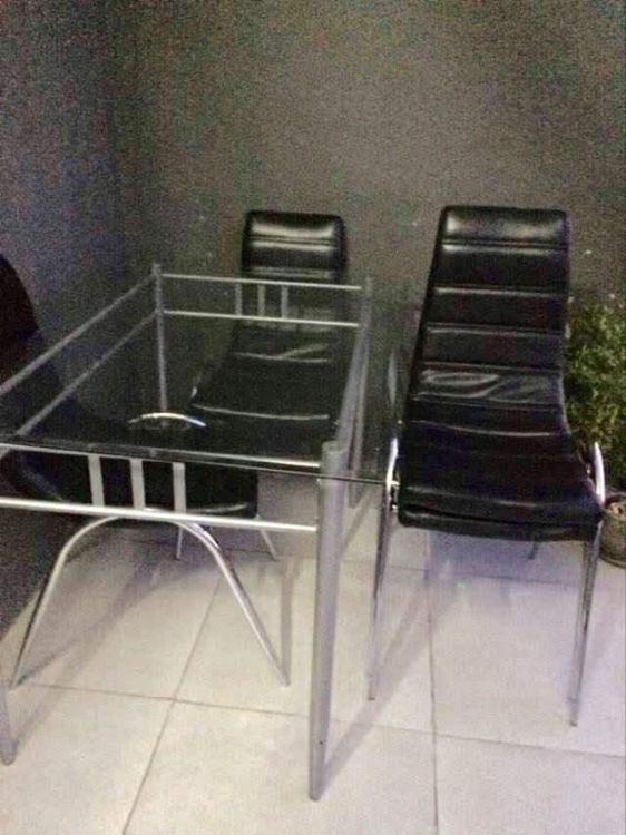 თანამედროვე სასადილო კომპლექტი – მინის მაგიდა და შავი სკამები სურათი