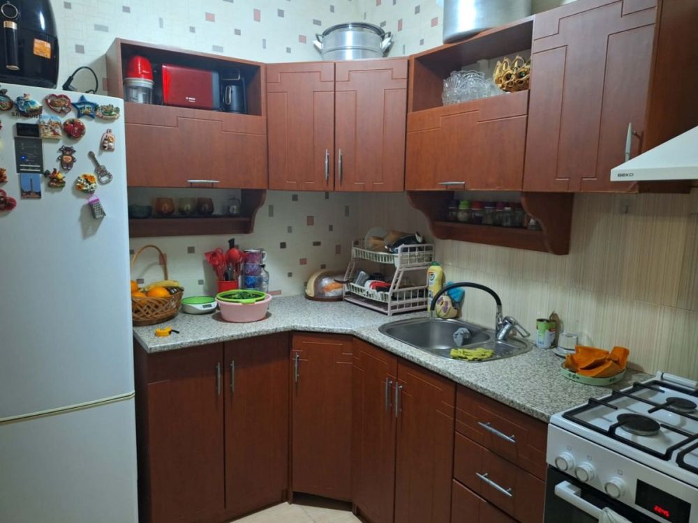 კუთხის სამზარეულო კომპლექტი – მყარი და ფუნქციური სურათი