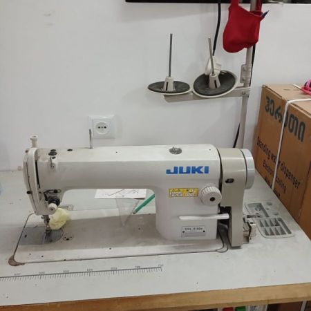 ელექტრო საკერავი, ოვერლოკის და პეტლის მანქანები და ქსოვილის სურათი