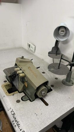 ელექტრო საკერავი, ოვერლოკის და პეტლის მანქანები და ქსოვილის სურათი