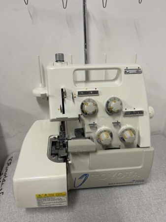 ელექტრო საკერავი, ოვერლოკის და პეტლის მანქანები და ქსოვილის სურათი