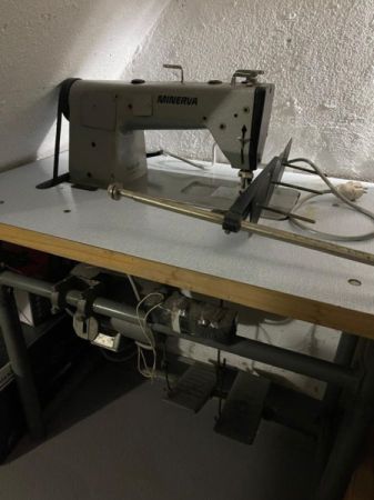 ელექტრო საკერავი, ოვერლოკის და პეტლის მანქანები და ქსოვილის სურათი