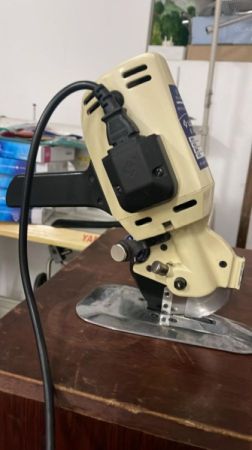 ელექტრო საკერავი, ოვერლოკის და პეტლის მანქანები და ქსოვილის სურათი