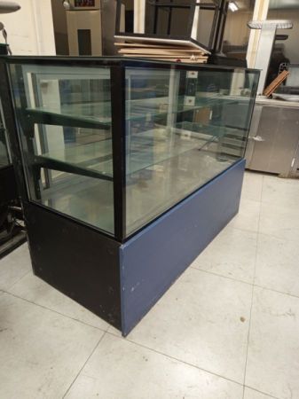 ვიტრინა  გასაწევ-გამოსაწევი კარებებით სურათი