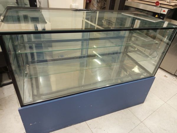 ვიტრინა  გასაწევ-გამოსაწევი კარებებით სურათი