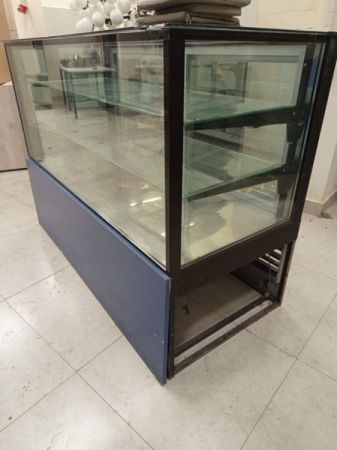 ვიტრინა  გასაწევ-გამოსაწევი კარებებით სურათი