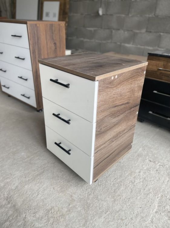 ტევადი და დახვეწილი საძინებლის ტუმბო – 3 უჯრიანი კომპაქტური კარადა სურათი