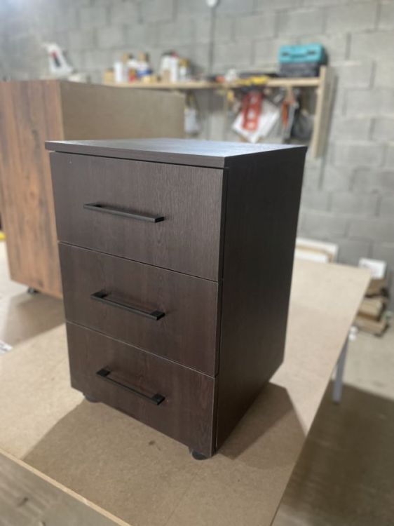 მინიმალისტური საძინებლის ტუმბო – კომპაქტური და თანამედროვე სათავსო სურათი