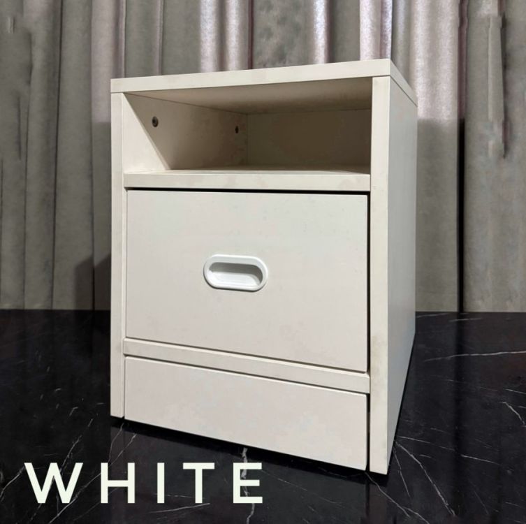 კლასიკური თეთრი ტუმბო ოქროსფერი დეკორით – ელეგანტურობა თქვენს საძინებელში სურათი