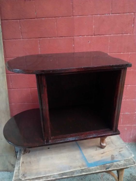 ვინტაჟური მუქი ხის ტუმბო – ორიგინალური დიზაინი და ფუნქციურობა სურათი