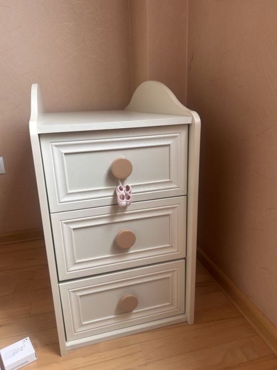 კლასიკური თეთრი ტუმბო ნატიფი დეკორით – ნეოკლასიკური სტილი თქვენი საძინებლისთვის სურათი