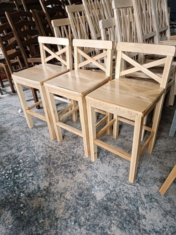 იყიდება ბარის სკამი — დახვეწილი და მყარი სურათი