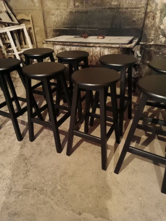 იყიდება ბარის სკამი — დახვეწილი და მყარი სურათი