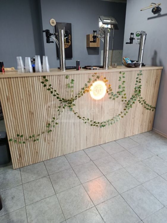 თანამედროვე ბარის დახლი – ხის რეიკების დიზაინი და ინტეგრირებული განათება სურათი