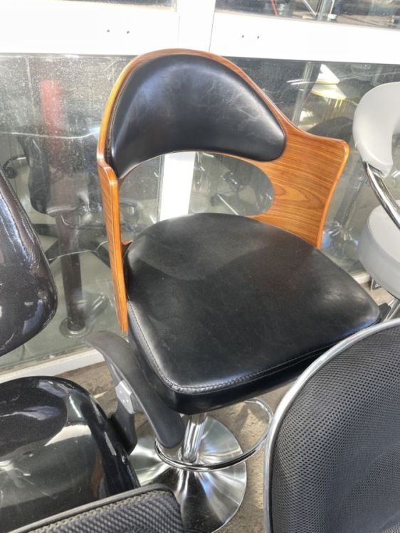 პრემიუმ ხარისხის ბარის სკამი – ელეგანტური დიზაინი და რბილი სათავსო სურათი