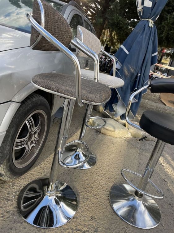 თანამედროვე ბარის სკამი – ქრომირებული კონსტრუქცია და რბილი სათავსო სურათი